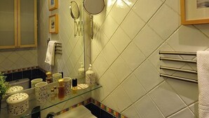 Dusj, hårføner og håndklær