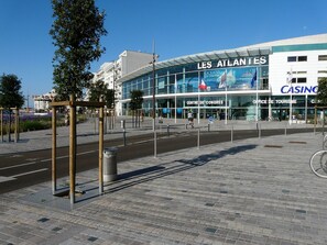 Un bâtiment moderne à la façade en verre, portant les inscriptions « Les Atlantiens » et « Casino ».