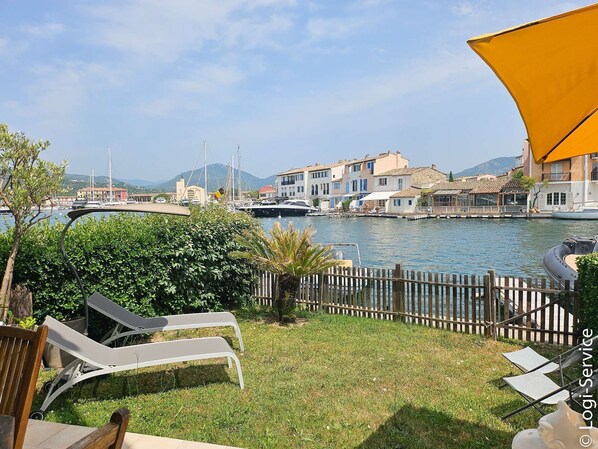 Property grounds - Close to the beach, flat 3/4 persons et mooring (PORT GRIMAUD)