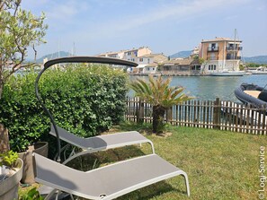 Property grounds - Close to the beach, flat 3/4 persons et mooring (PORT GRIMAUD)
