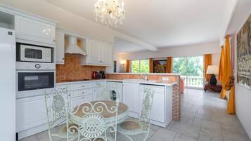 Een koelkast, een magnetron, een kookplaat, een vaatwasser