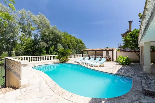 حمّام سباحة مُدفَّأ