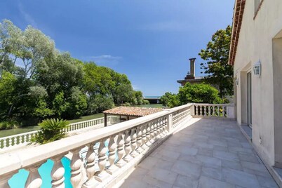 Villa feet in the water (River and Sea!)