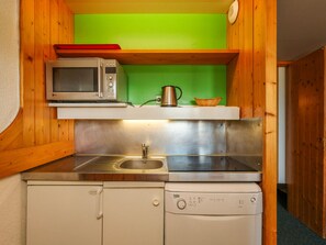 Fridge, microwave, dishwasher, coffee/tea maker - Ski-in studio, 5 pax, pets allowed, Arc 1800 (Les Arcs 1800)
