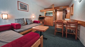 Living area - Ski-in studio, 5 pax, pets allowed, Arc 1800 (Les Arcs 1800)