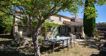 Finca provenzal: olivos, nogales, calma garantizada