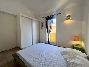 3 chambres, fer et planche à repasser