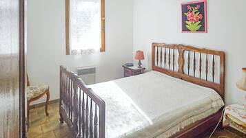 3 bedrooms, iron/ironing board, internet