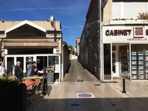 Outdoor dining - Central Arcachon Apartment with Sea Views, Parking & Balcony, Steps from Beach & Shops (Arcachon)