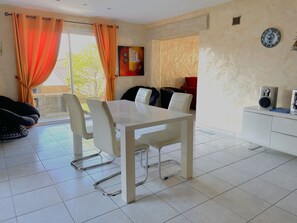Dining - F5 Villa in Banyuls-sur-Mer, terrace, garage, air conditioning near beach (Banyuls-sur-Mer)