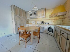 Fridge, microwave, oven, stovetop - F5 Villa in Banyuls-sur-Mer, terrace, garage, air conditioning near beach (Banyuls-sur-Mer)