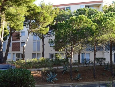 Cozy 3-Room Apt for 6 near Port - Parking, WiFi, TV - Pet Friendly