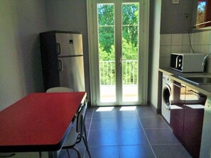 Geladeira, micro-ondas, cooktop, lava-louças