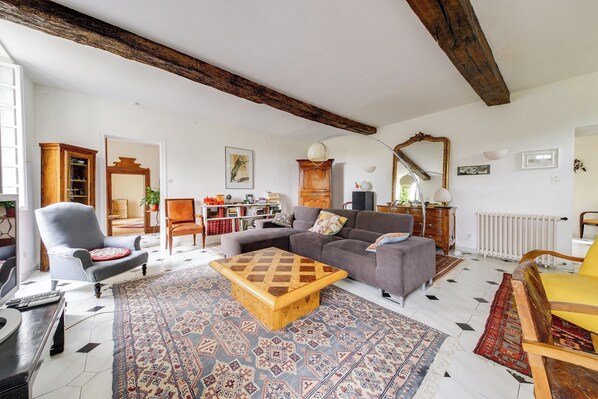 تلفزيون، مشغل دي في دي، ستيريو