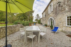 تناول الطعام بالخارج