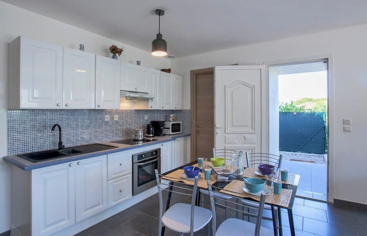 ثلاجة، ميكروويف، فرن، موقد طهي مسطح