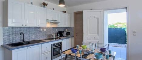 Réfrigérateur, four à micro-ondes, un four, surface de cuisson