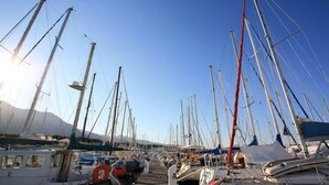 A marina with multiple sailboats docked. - Villa Jardins de la Mer (Poggio-Mezzana)