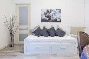 2 bedrooms, in-room safe, iron/ironing board, free WiFi