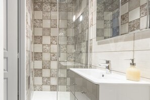 Dusche, Haartrockner, Handtücher, Seife