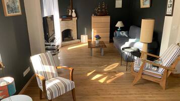 Télévision, cheminée, chaßne hi-fi