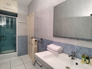 Douche, sèche-cheveux
