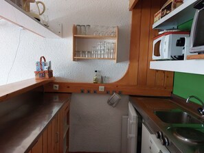 Geladeira, micro-ondas, fogão, lava-louças