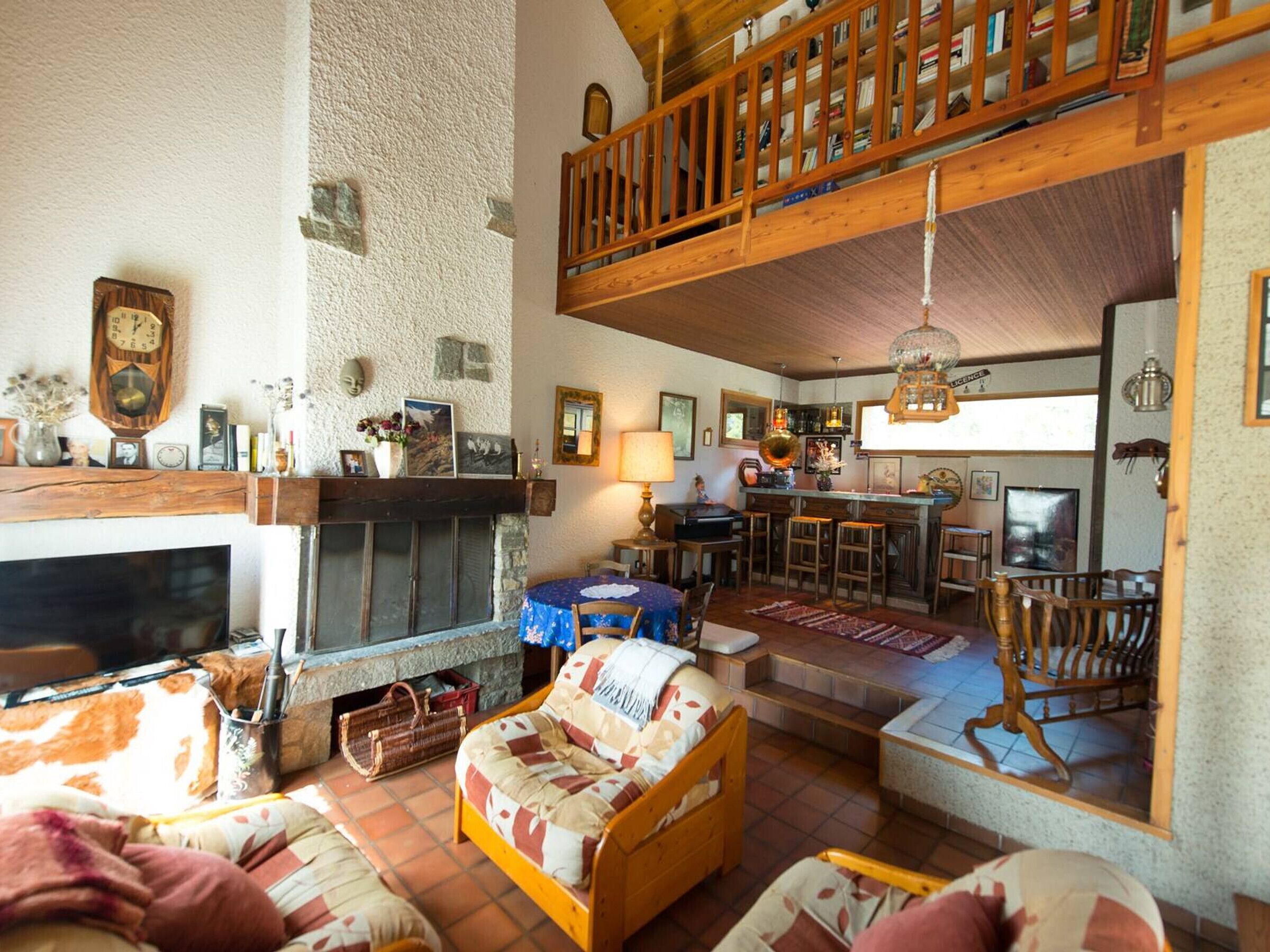 Televisie en een open haard