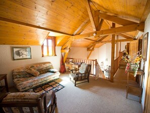 Una televisión, una chimenea