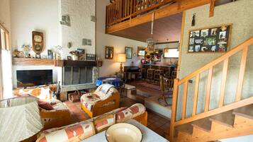 Televisie en een open haard