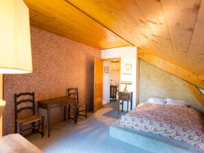 5 bedrooms, free WiFi - Spacious 6-Bedroom Villa in Briançon with Fireplace, Terrace, and Garden (Briançon)