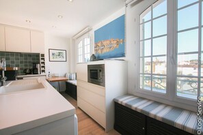 Frigorífico, microondas, horno y lavavajillas