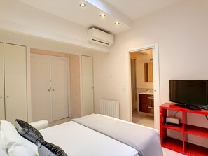 2 bedrooms, iron/ironing board