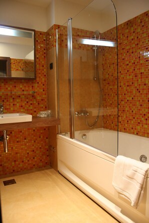 Combined shower/bathtub, free toiletries, hair dryer, towels