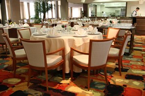 Breakfast and dinner served, local and international cuisine