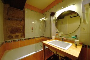 Bañera, secador de pelo, toallas