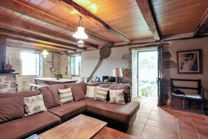 Téléviseur, foyer, lecteur de DVD, chaßne audio