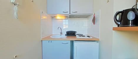 Refrigerador, microondas, cafetera y tetera y tostadora