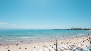 A beach with rows of tents and umbrellas, a clear sky, and the sea. - Renovated 66m² apartment, 1 bedroom, sea view, 4th floor, fiber, 3 stars (Les Sables-d'Olonne)
