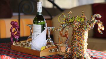 Phục vụ bữa sáng, bữa trưa, bữa tối, món địa phương và quốc tế