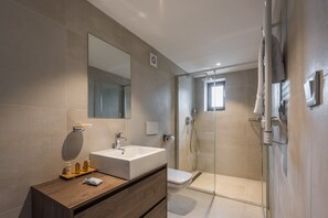 Een douche, een haardroger, handdoeken