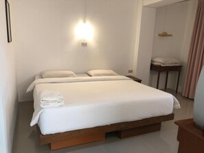 In-room safe, desk, blackout drapes, free WiFi - Paradorn Inn (Chumphon)