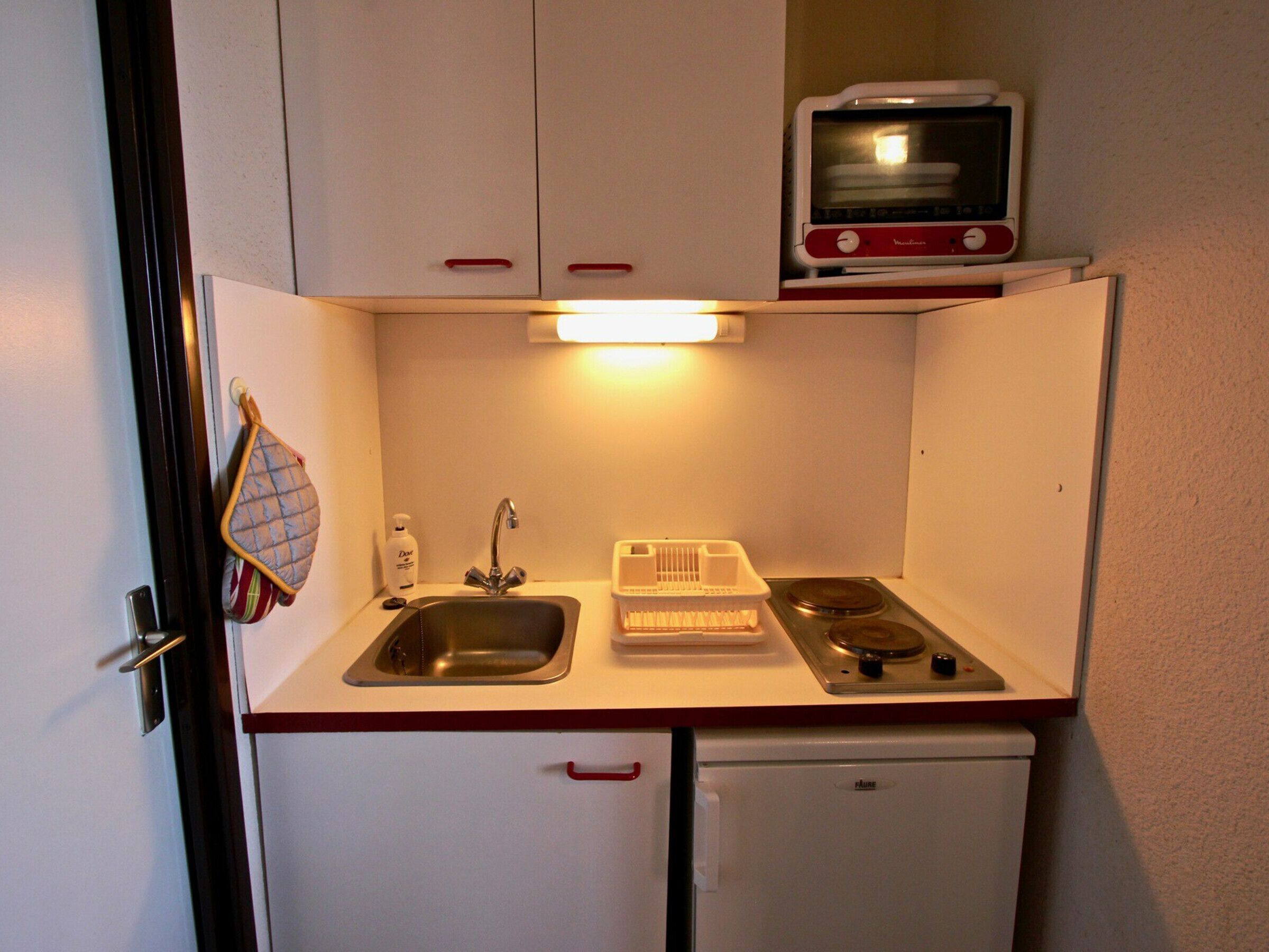 Een koelkast, een magnetron, een koffiezetapparaat/waterkoker