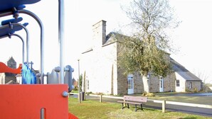 Children's area - Charming Family Home with Scenic View, Close to Mont St-Michel, Sleeps 14, Petanque, Kids' Area (Isigny-le-Buat)