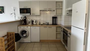 Refrigerador, microondas, horno, placa de cocina