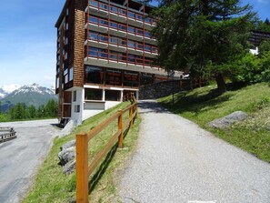 A multi-story building with balconies, a restaurant, and a ski location sign. - Cozy studio for 2 in Arc 1600, near slopes (Les Arcs 1600)