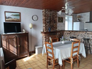 Interior - Charming Stone House with Enclosed Garden, Near Surville's Haven, Pet-Friendly, Optional Cleaning Service (La Haye-du-Puits)