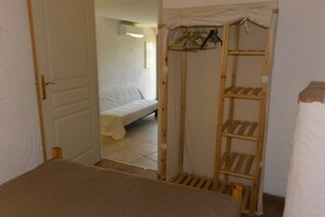 1 soverom og strykejern/-brett