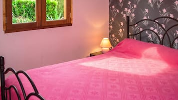 3 bedrooms, iron/ironing board, travel cot