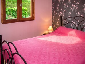3 bedrooms, iron/ironing board, travel crib